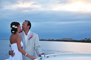 Pareja posando en el catamarán con vista al mar Caribe