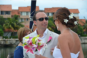 Pareja conversando a bordo de un catamarán en Puerto Aventuras