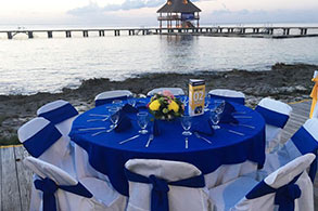 Mesa preparada para invitados del evento con vista al muelle