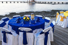 Un par de mesas preparadas para el banquete de un evento en Cozumel