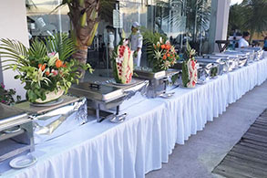 Área de buffet con arreglos frutales y florales