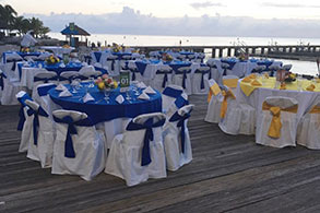 Varias mesas preparadas para un banquete en Cozumel