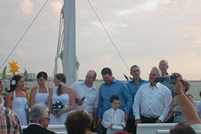 Invitados de la boda posando juntos