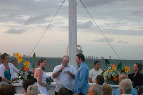Ceremonia de casamiento a bordo del ferry Discovery Too