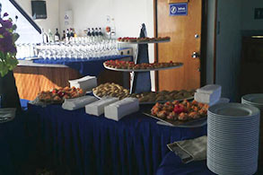 Mesa de bocadillos para los invitados a la boda