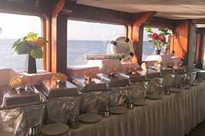 Mesa con las bandejas de comida dispuestas para los invitados