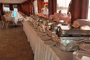 Mesa con comida buffet, dispuesta para los invitados