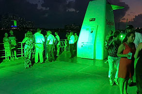 Invitados de la boda disfrutando de la noche en la cubierta del Dolphin Princess