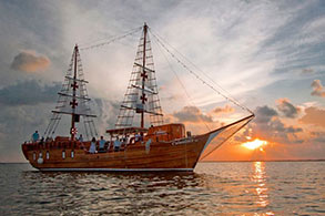 Vista de evento a bordo del Galeón Español, al atardecer en Cancún-Isla Mujeres