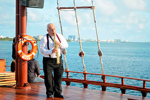 Señor tocando el clarinete en la cubierta del Galeón Columbus