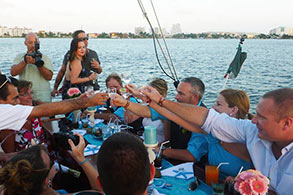 Invitados a un evento realizan un brindis a bordo del Galeón Español Columbus