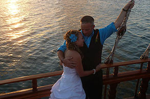 Pareja de recién casados, abrazados y posando a bordo del Galeón Columbus