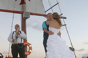 Pareja de novios bailando frente a un saxofonista a bordo del Galeón Columbus