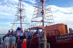 Invitados a la boda abordando el Galeón Español en Cancún