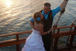 Pareja de novios posando abrazados a bordo del Galeón Columbus