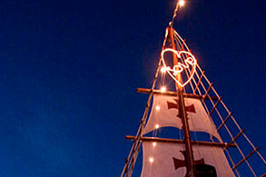 Vista nocturna del hasta del Galeón Español Columbus