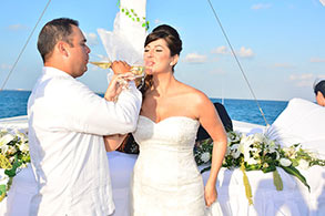 Novios realizando un brindis a bordo del ferry de Dolphin Discovery en el Caribe