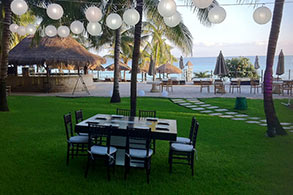 Mesa preparada para invitados de la boda en Cancún, Isla Mujeres