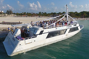 Ferry arribando a Isla Mujeres con invitados para una boda
