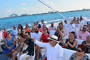 Invitados de la boda a bordo de un ferry