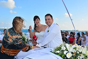 Novios firmando actas de matrimonio a bordo de un ferry de Dolphin Discovery