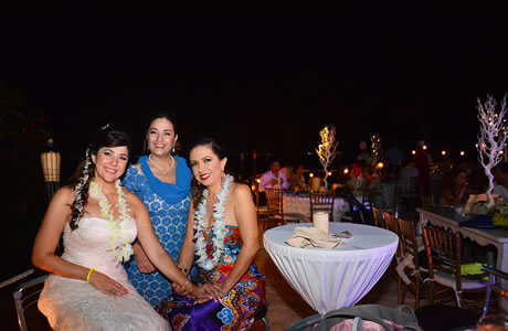 Novia posando con sus amigas, vestidas con temática hawaiana