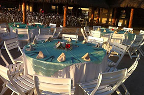 Mesas adornadas y preparadas para la boda en Cancún, Isla Mujeres