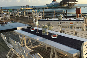 Mesas con vista al mar, listas para los invitados de la boda