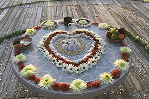 Mesa adornada con flores y semillas, para la ceremonia