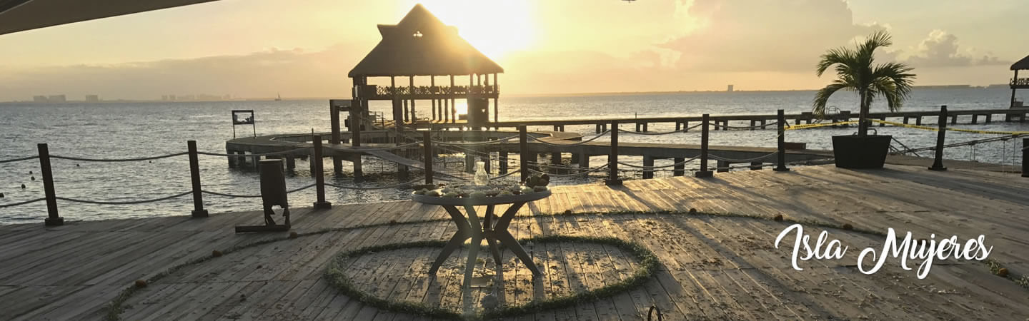 Tu boda de ensueño en un romántico muelle en Isla Mujeres