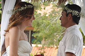 Novios con corona de flores, mirándose en Cancún, Riviera Maya