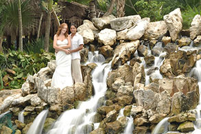 Pareja posando en unas cascadas en la Riviera Maya