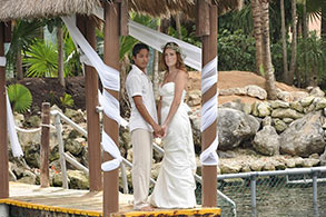 Novios posando en un romántico muelle