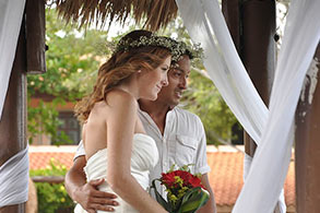 Recién casados posando en un muelle de la Riviera Maya