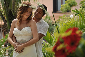 Novios abrazándose en un bello jardín